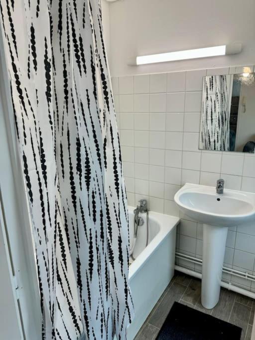 Superbe Appartement Tres Calme Et Confortable Reims Exterior photo